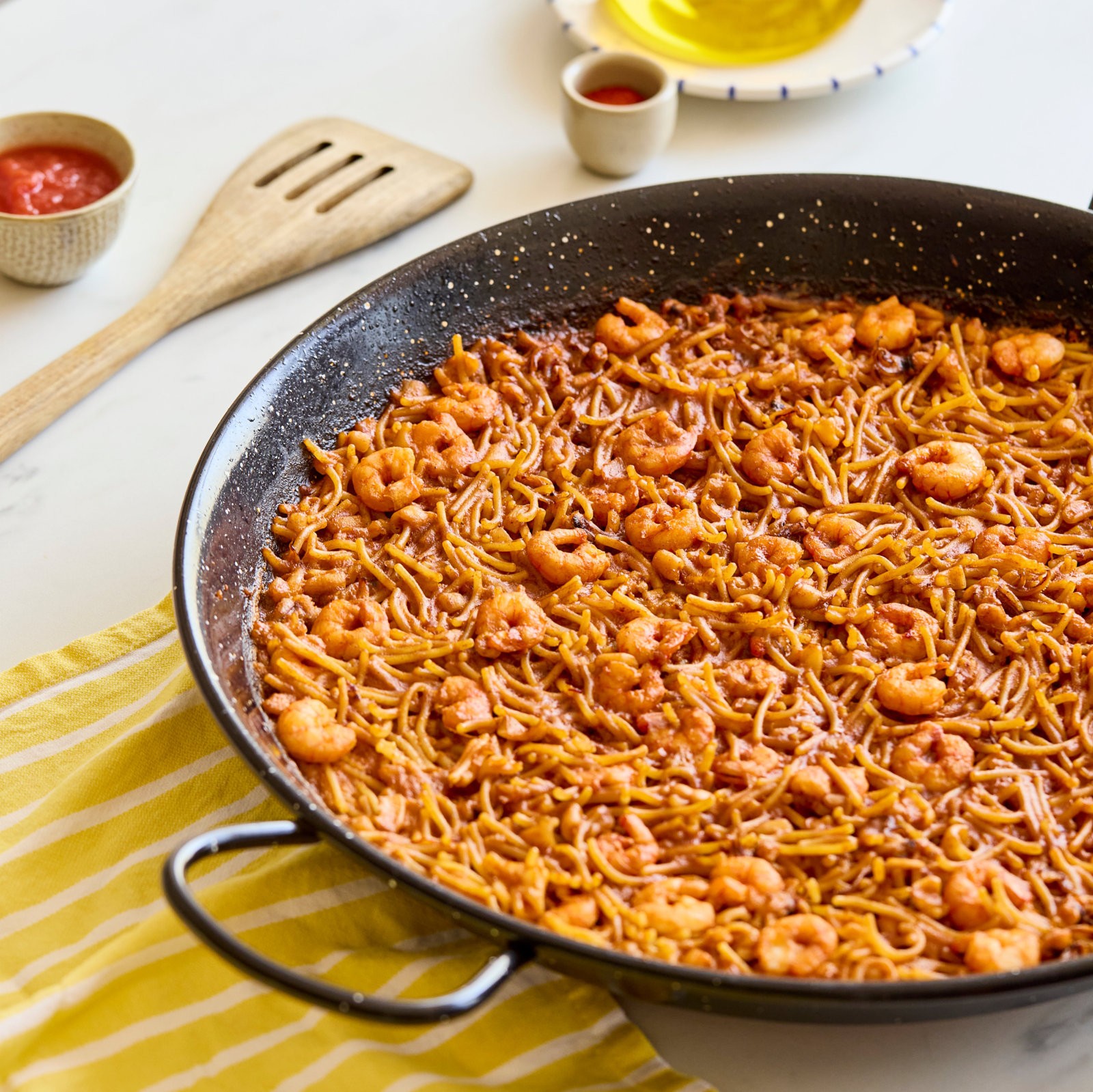 Fideuá de calamares y gambas