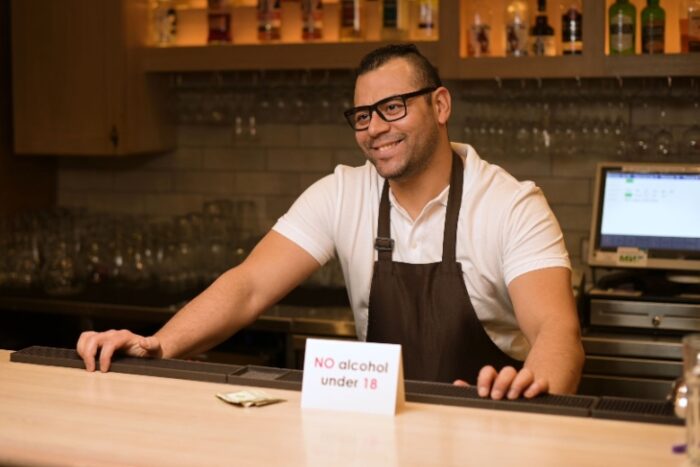bartender-hombre-restaurante Bartender en restaurante negando la venta de alcohol a menores de 18 años