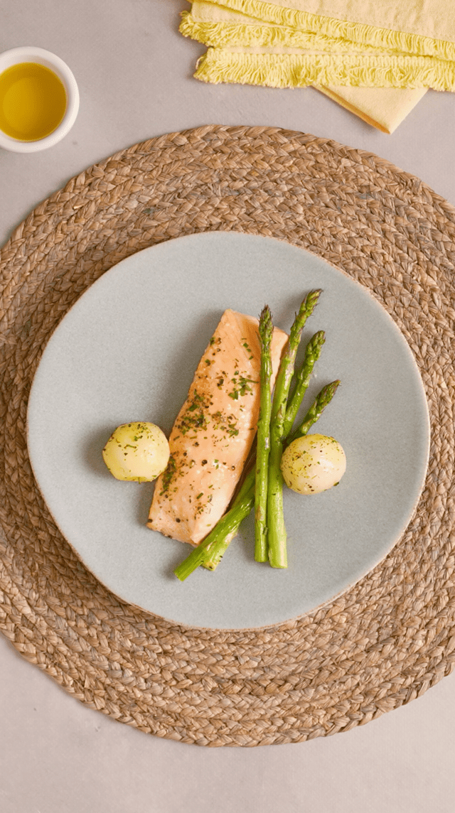 Salmón a las finas hierbas con espárragos y patatas baby