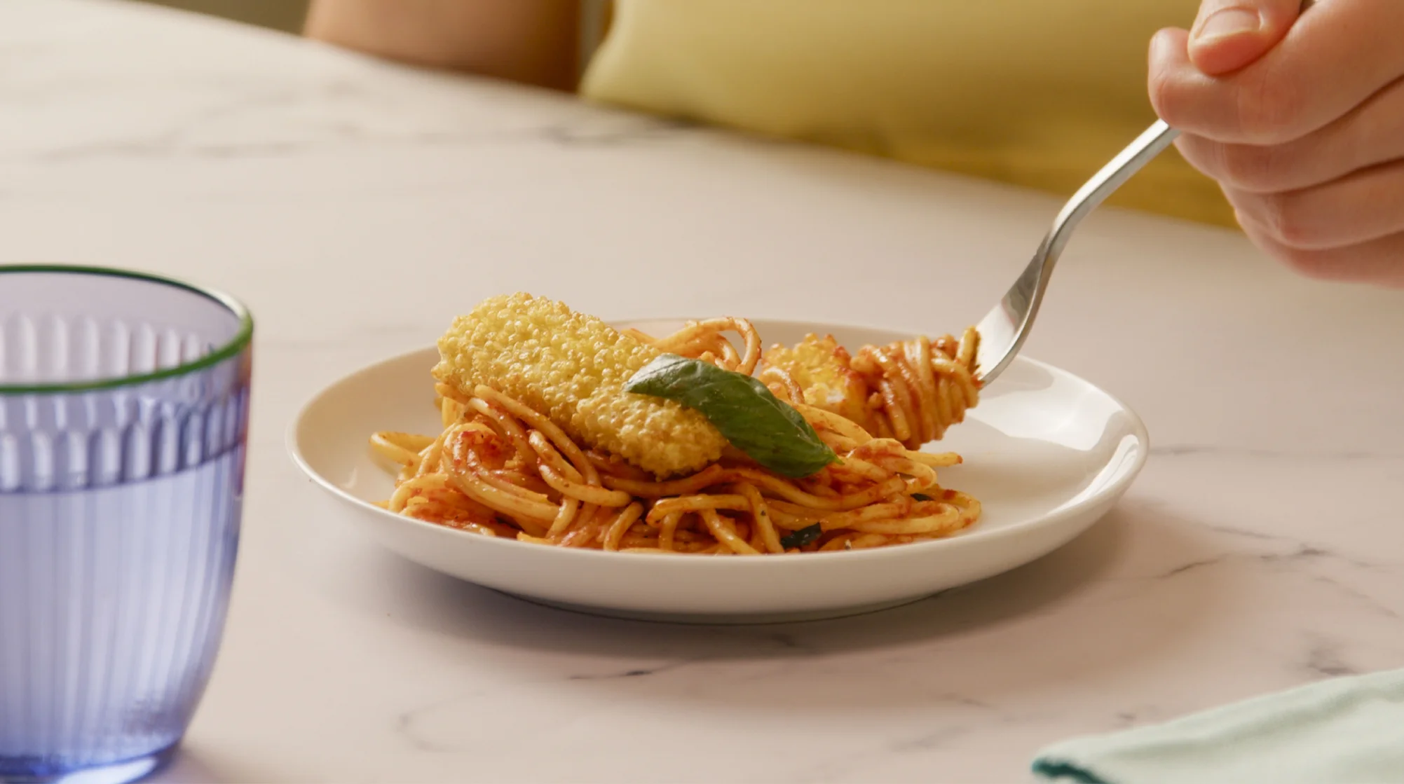 Espaguetis con tomate y varitas de merluza