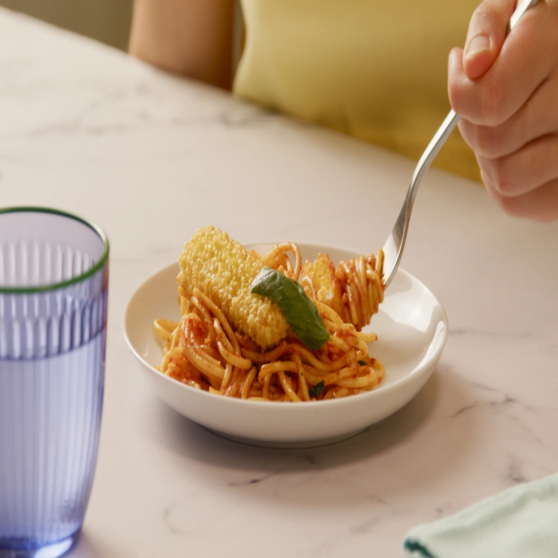 Espaguetis con tomate y varitas de merluza
