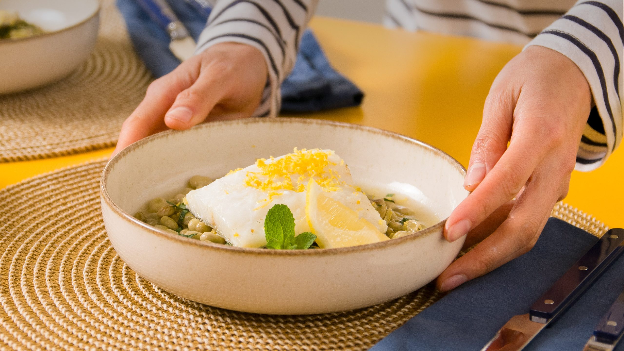 Bacalao con habas baby caldo de puerro y menta