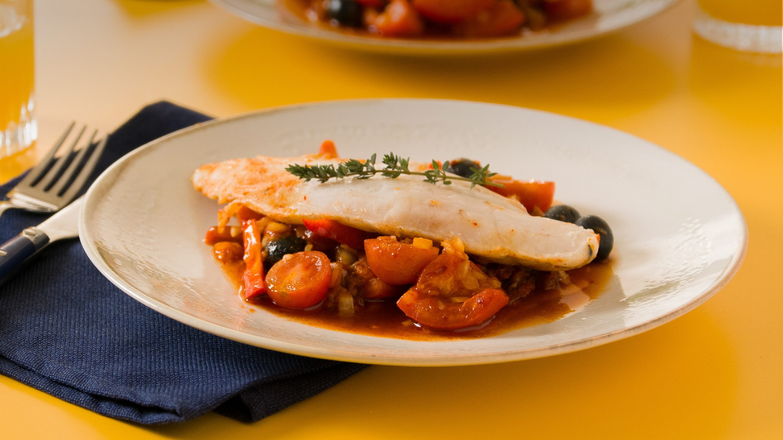 Filetes de merluza en salsa mediterránea de tomate y ñora