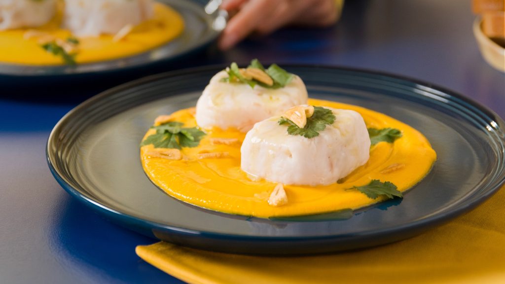 Medallones de filete de merluza sobre crema de calabaza y jerez