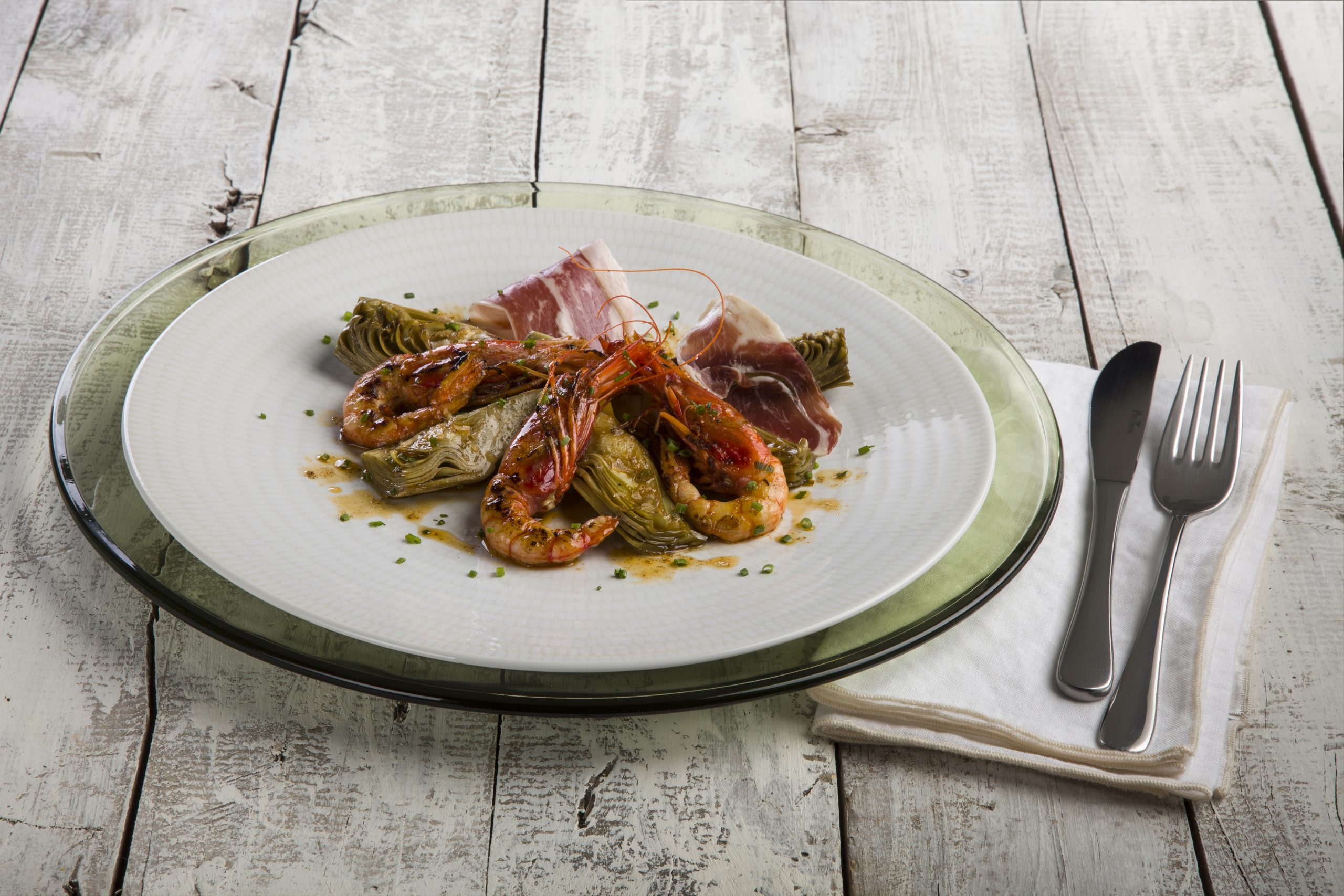 Alcachofas confitadas con gamba roja