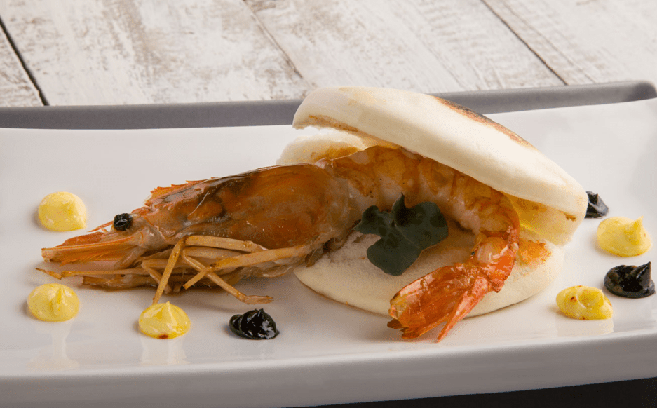 Bao de gambón con alioli de tinta de calamar y de azafrán