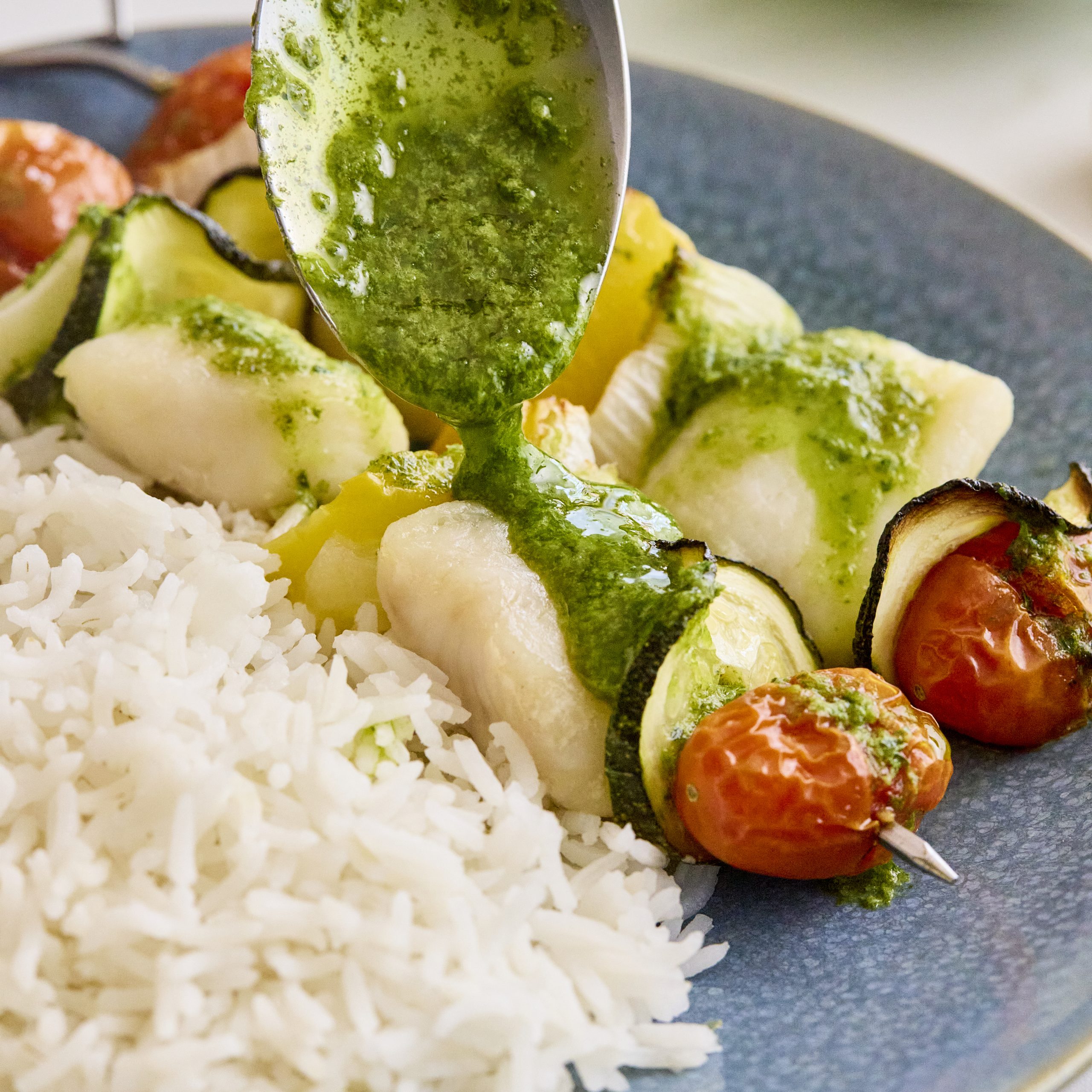 Brochetas de cubos de panga con verduras, arroz y salsa mery