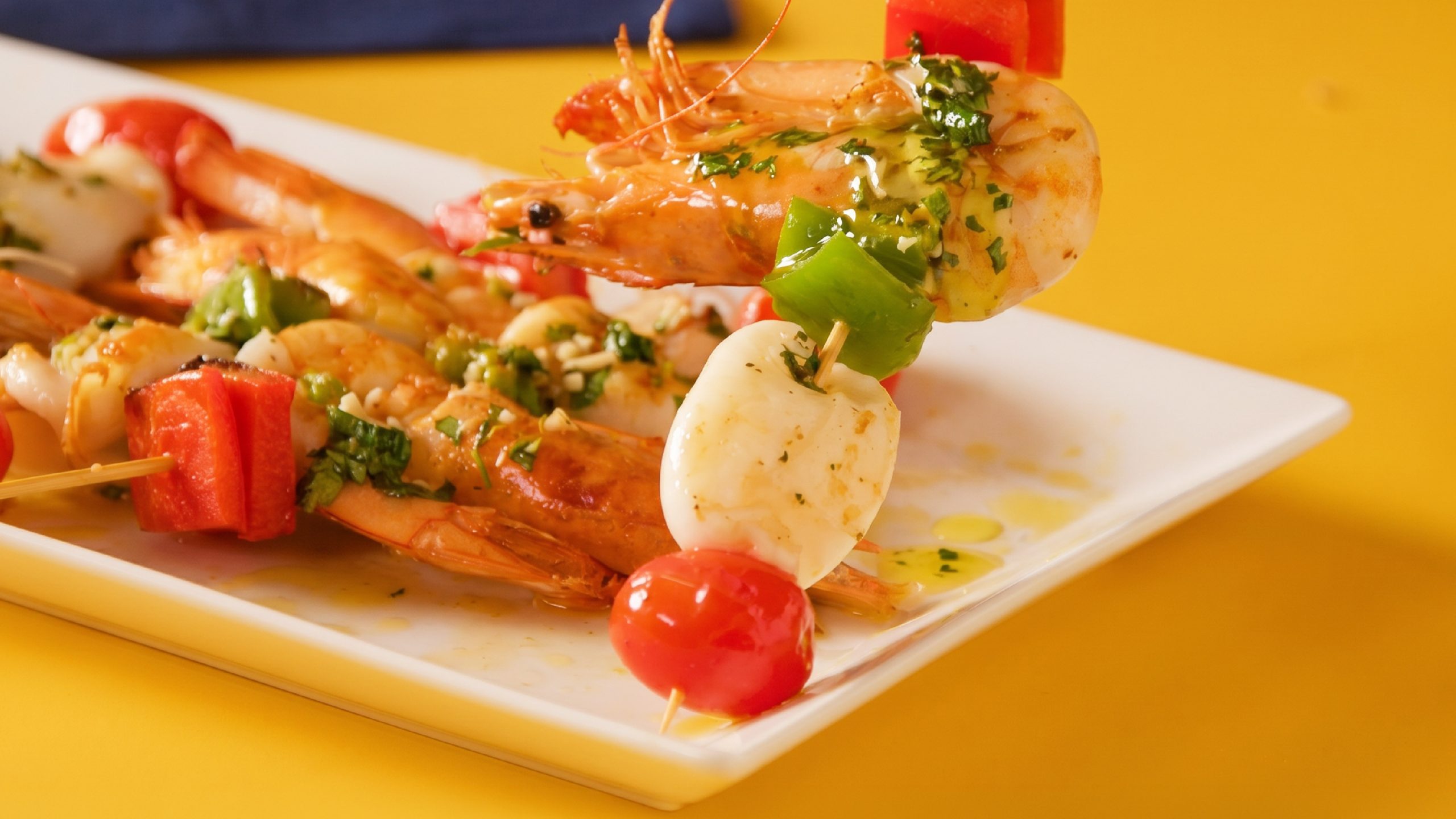 Brochetas de mar a la parrilla con ensalada fresca