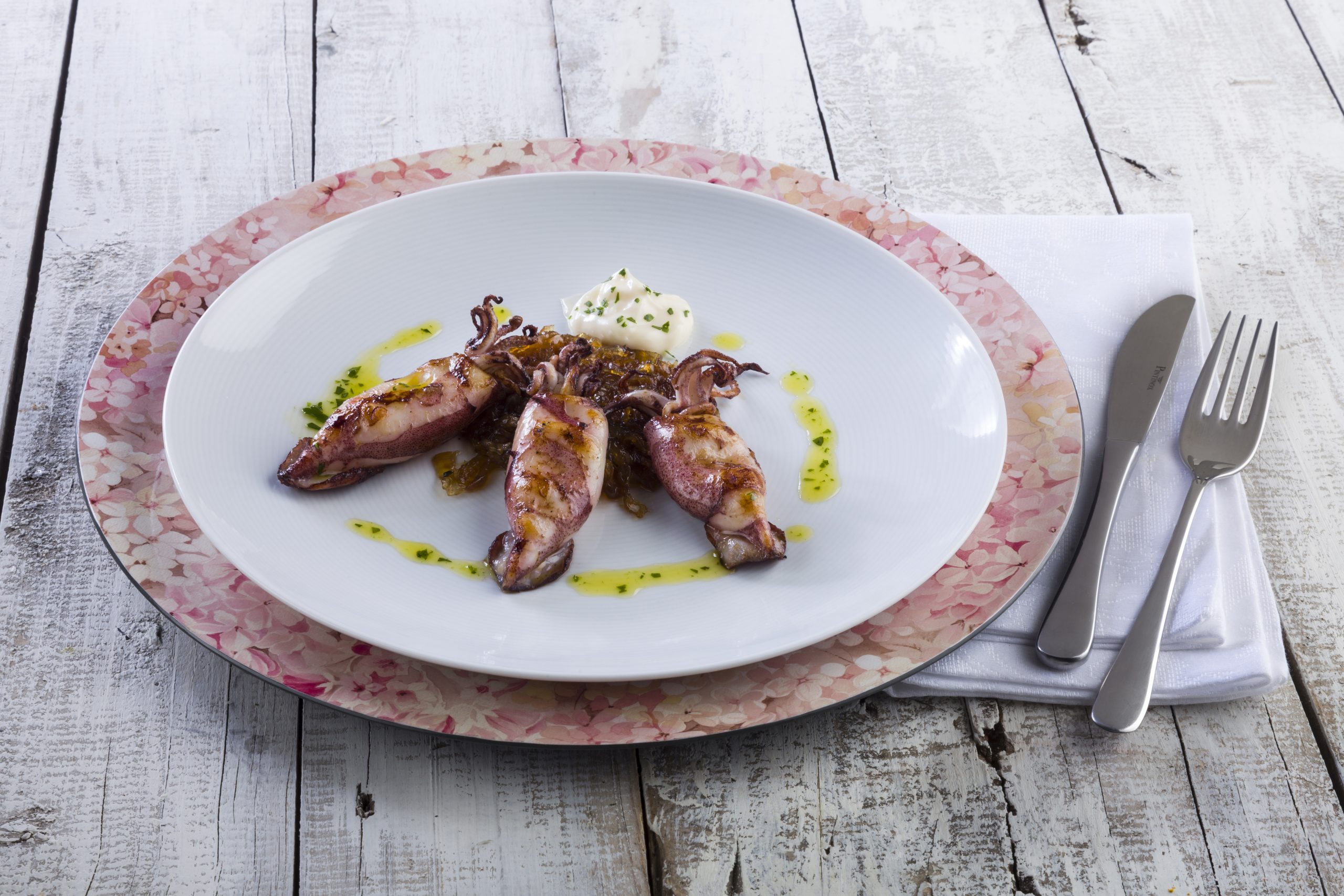 Calamar a la plancha con cebolla caramelizada y alioli casero