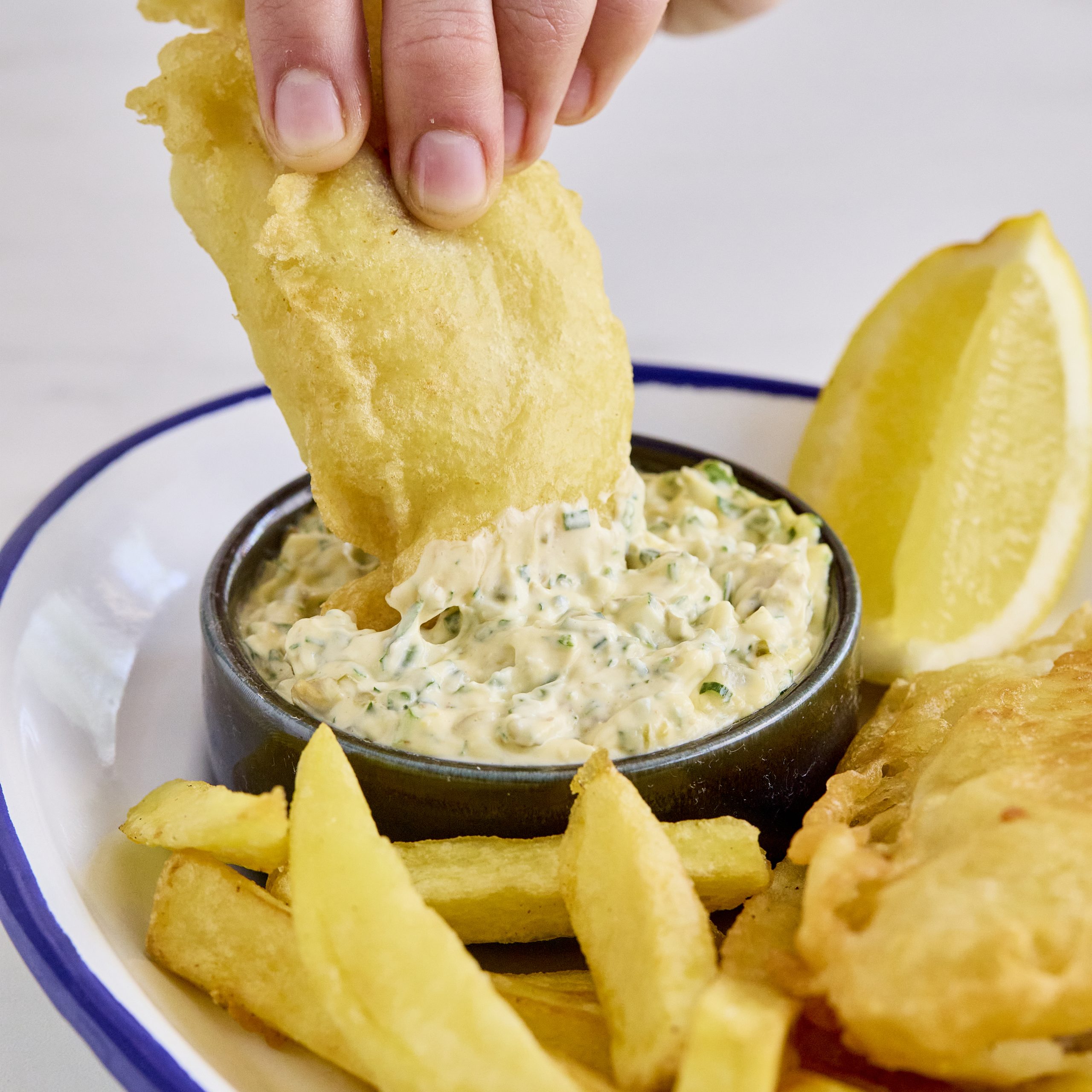 Fish and chips con salsa tártara