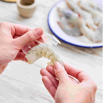 langostino Pescanova siendo pelado