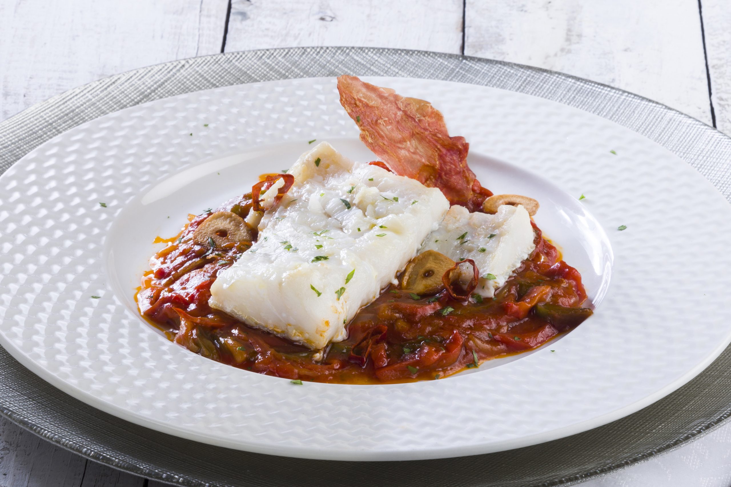 Bacalao con piperrada y crujiente de jamón Pescanova