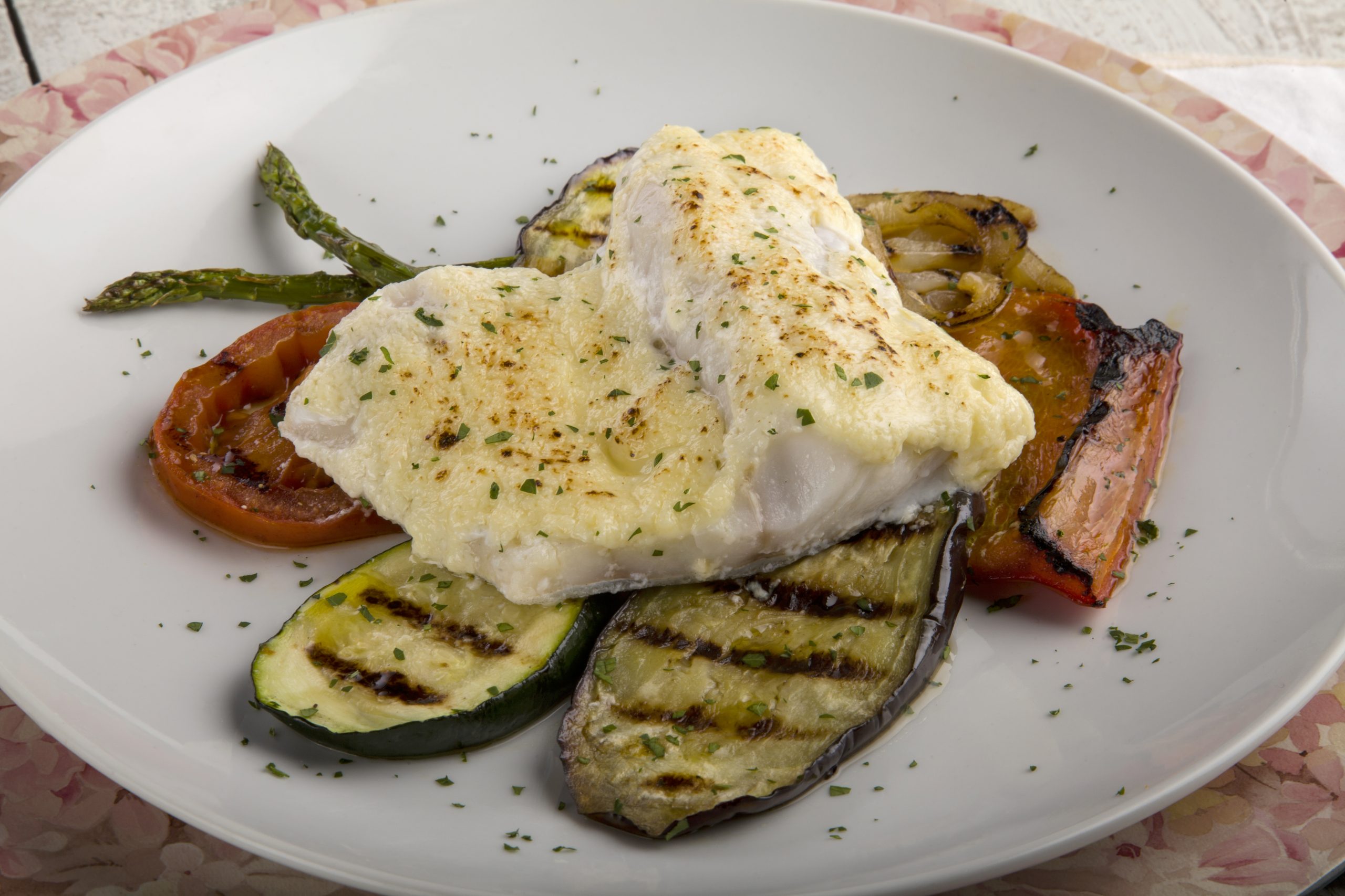 Bacalao glaseado con alioli sobre verduras a la parrilla Pescanova