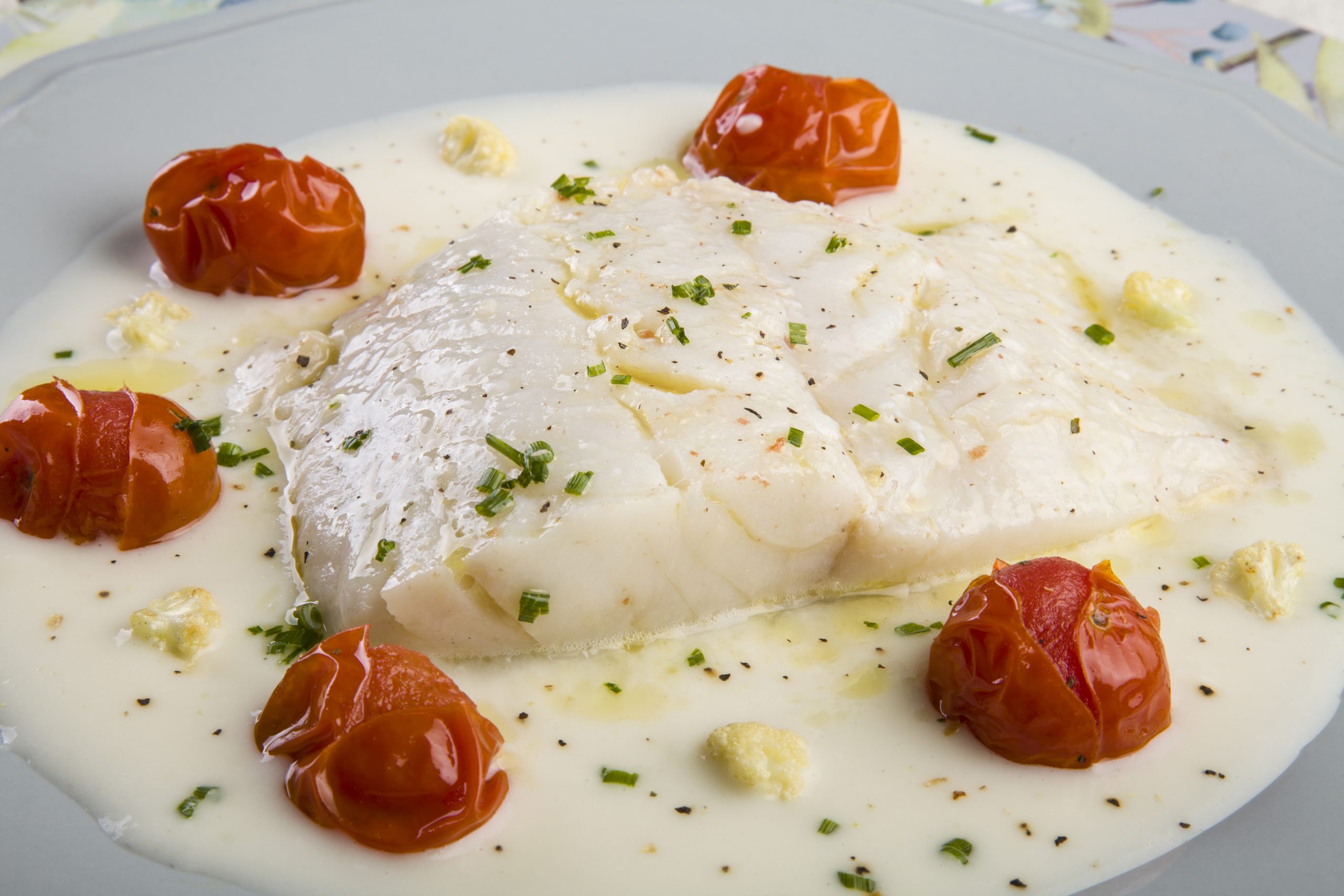 Bacalao y tomates cherry confitados sobre crema de coliflor Pescanova