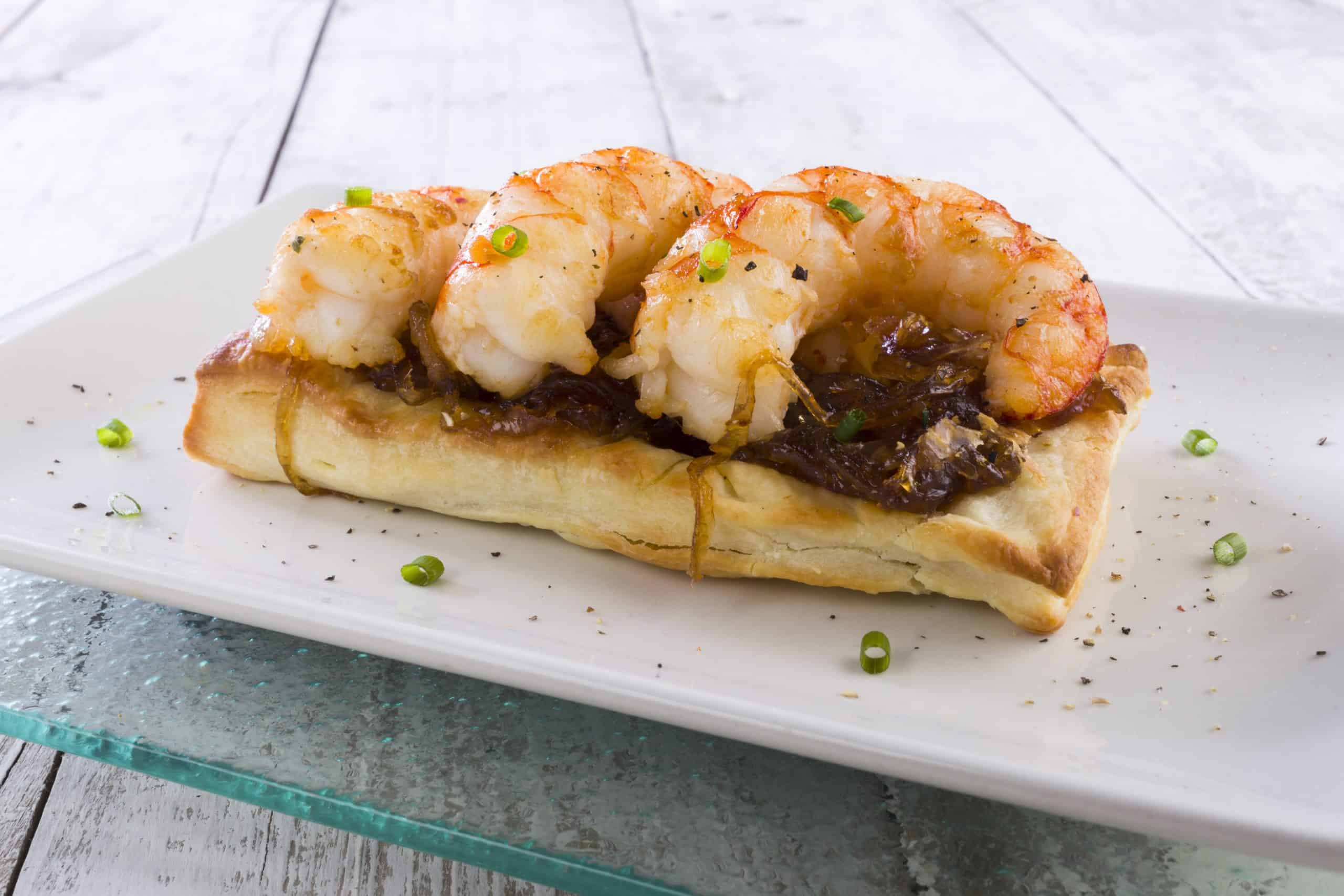 Coca de gambones con cebolla caramelizada Pescanova