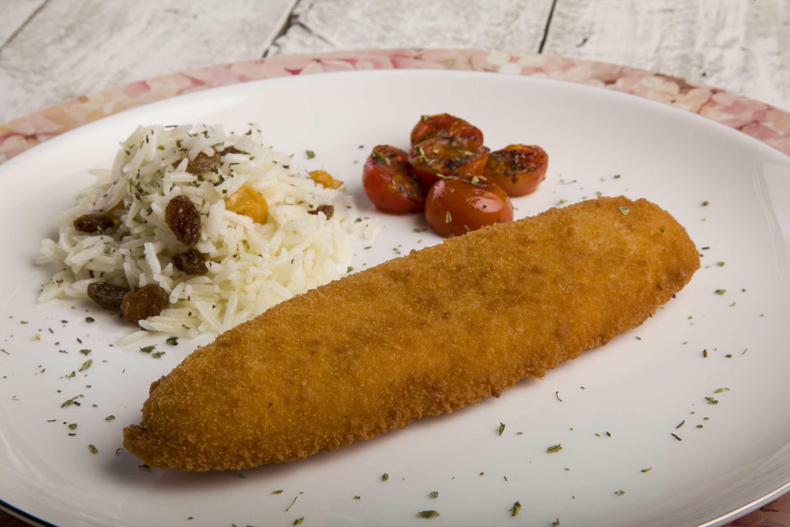 Crujientes de merluza con arroz salteado y tomatitos Pescanova