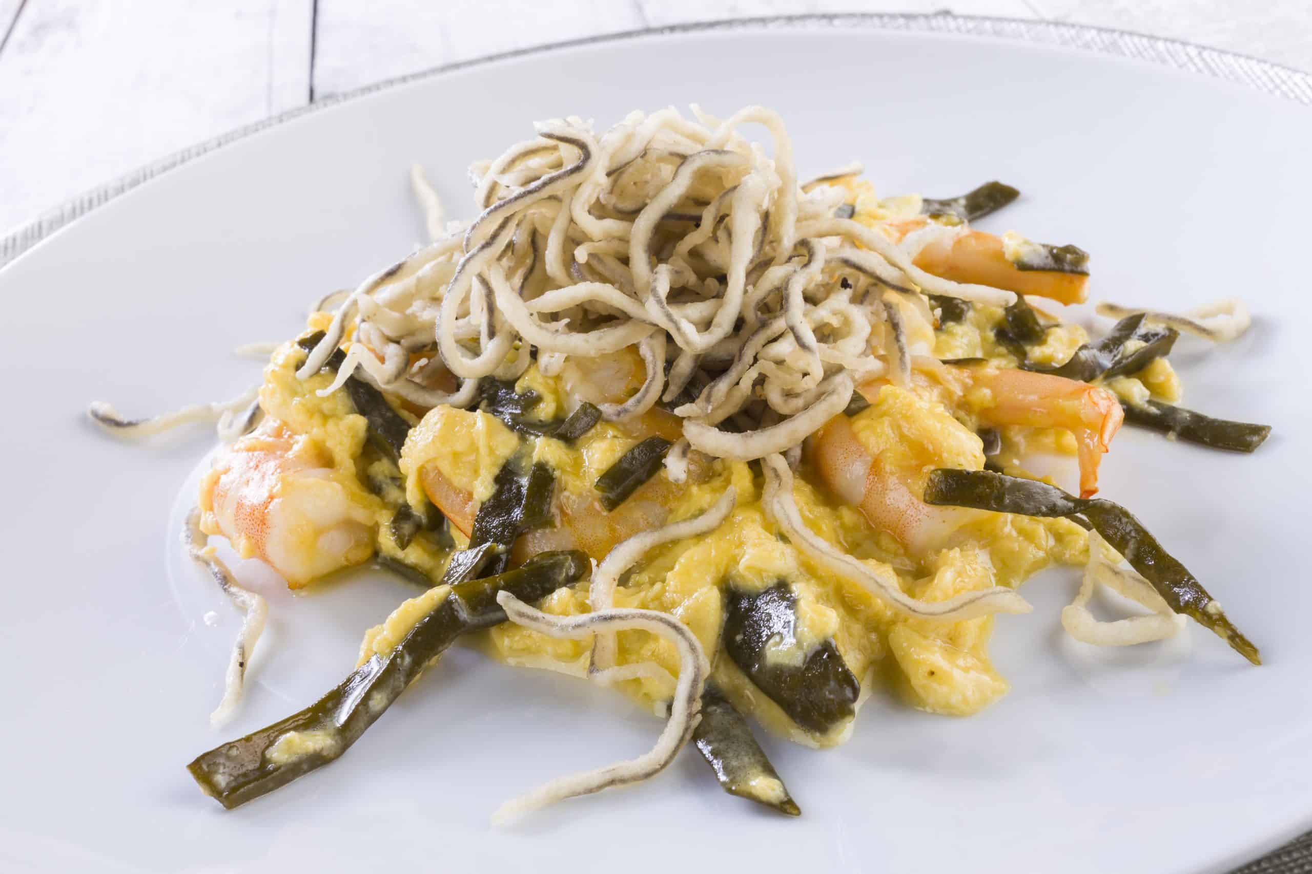 Revuelto de algas con langostinos y anguriñas crujientes Pescanova