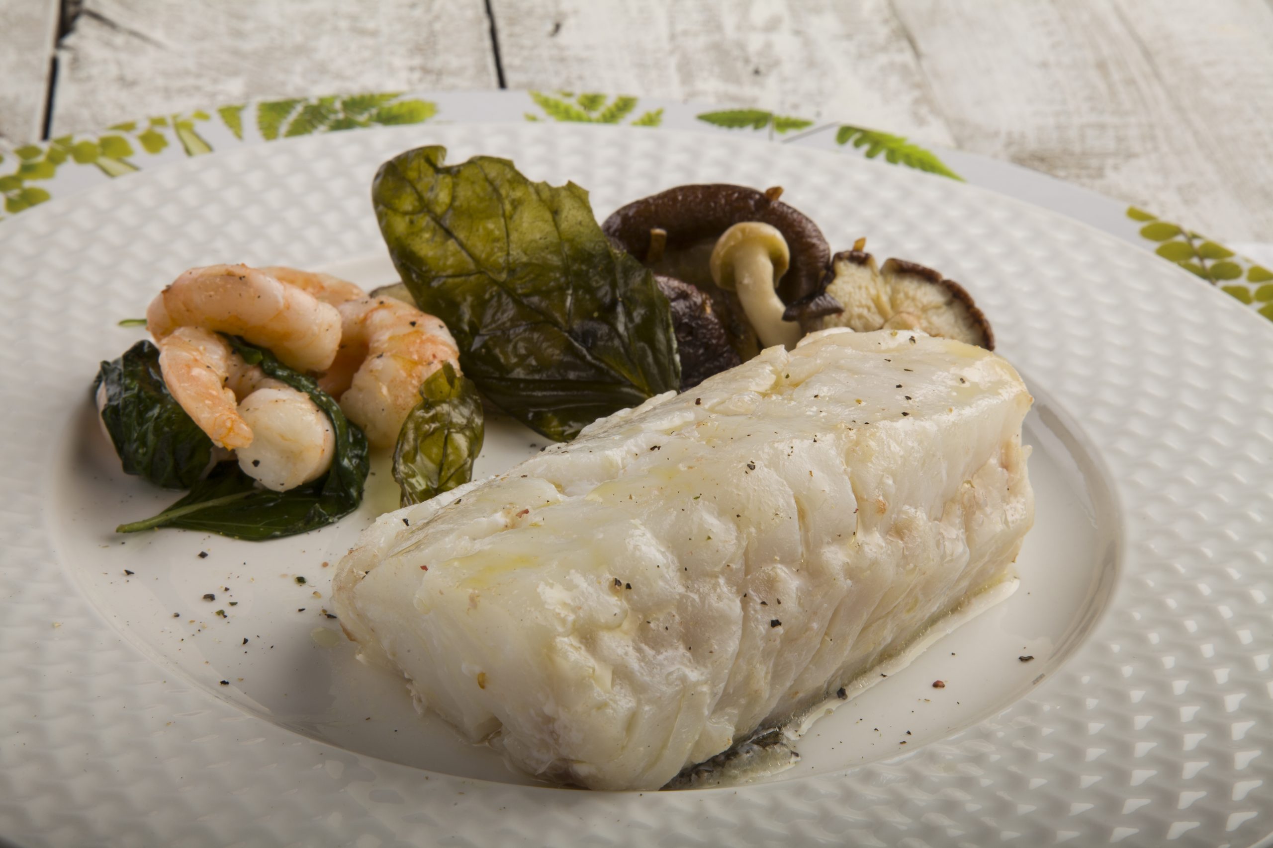 Lomos de bacalao y langostino confitados con setas y gambas Pescanova