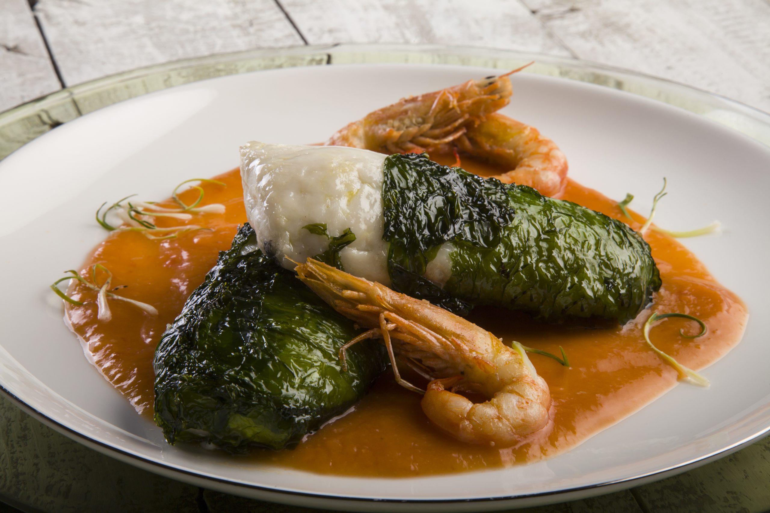 Merluza con velo de lechuga de mar y langostinos Pescanova